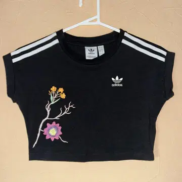 [ adidas ] 크롭 T셔츠 아디다스 숏 기장 adidasT셔츠