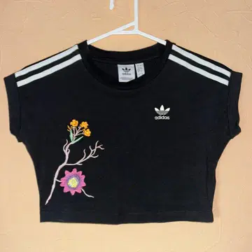 [ adidas ] 크롭 T셔츠 아디다스 숏 기장 adidasT셔츠