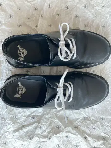 연휴 가격 Dr. Martens 화이트 스티치 3홀 신발