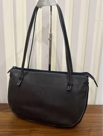 K 로고 다크 그레이 라운드 숄더백