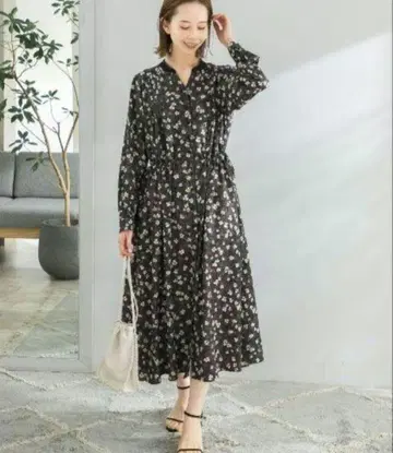 URBAN RESEARCH ROSSO 라인플라워 V넥 원피스