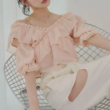 Chico 시어 플라워 숄더 슬릿 프릴 블라우스