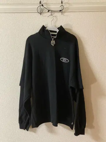OY 블랙 하이넥 트레이닝복