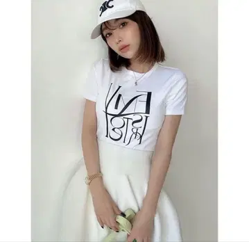 eimy istoire 로고핏 T셔츠