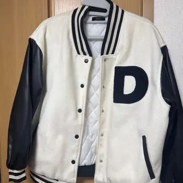바시티 자켓 화이트/블랙 D 자수