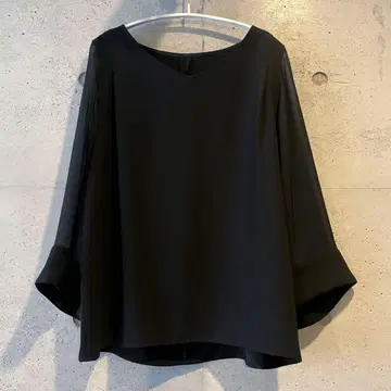 [ NOBLE ] V넥 뉘앙스 풀오버: 블랙