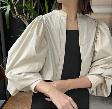 CAPRICIEUX LE'MAGE 크롭 퍼프 셔츠 베이지