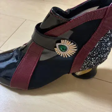 비쥬 장식 앵클부츠 블랙과 빨간색