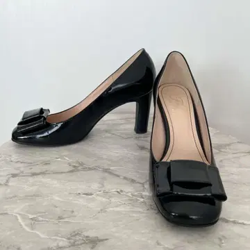 미사용급 아카쿠라 블랙 펌프스 에나멜 스퀘어토 리본 24cm