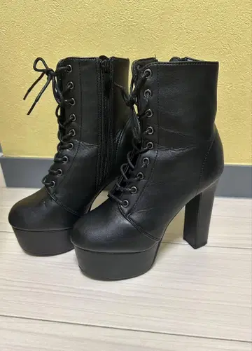 블랙 레이스업 부츠 하이힐