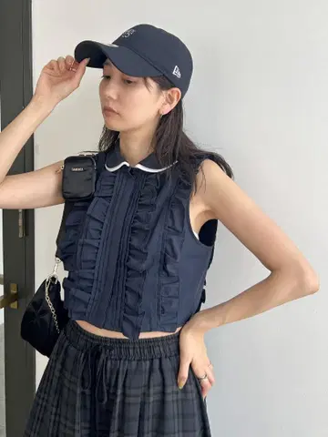 스나이델 완판 슬리브리스 크롭 프릴 셔츠 컨디션 최상