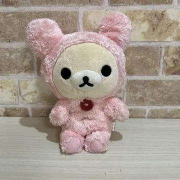 핑크색 인형옷을 입은 코리락쿠마 봉제 인형