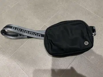 가격 인하 불가 Lululemon 블랙 로고 벨트백