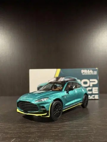 Aston Martin DBX 707