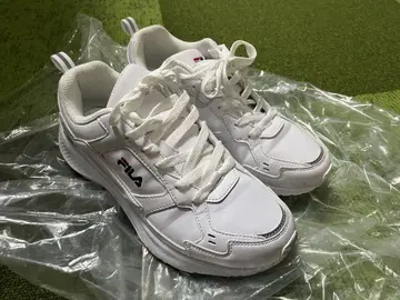 새상품급 FILA 화이트 스니커즈