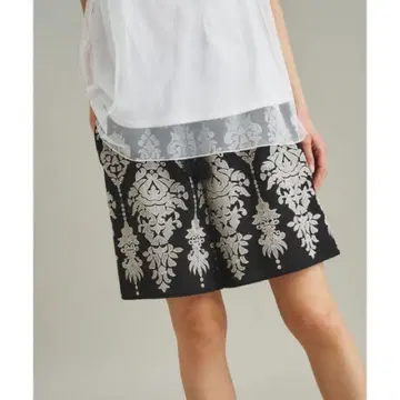 그레이스 콘티넨탈 오너먼트 자수 숏팬츠 블랙