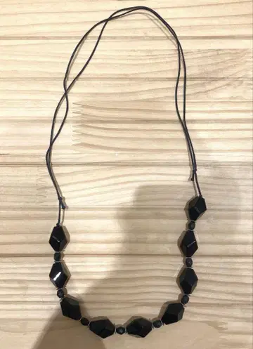 블랙 다각형 비즈 목걸이