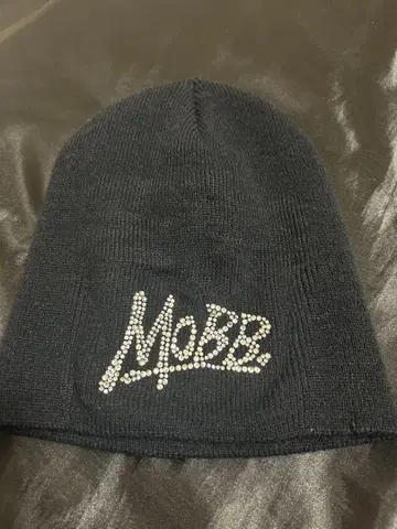 MOBB 스톤 장식 블랙 니트 모자