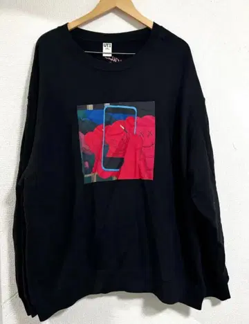 유니클로 카우스 콜라보 블랙 맨투맨