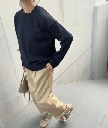 JULYNINE 사이드 슬릿 크루넥 스웨터