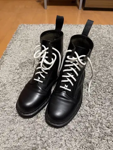 Dr. Martens 8홀 부츠