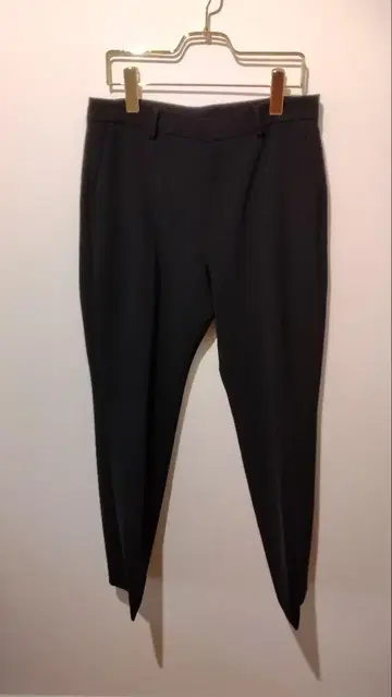 블랙 슬림핏 테이퍼드 팬츠