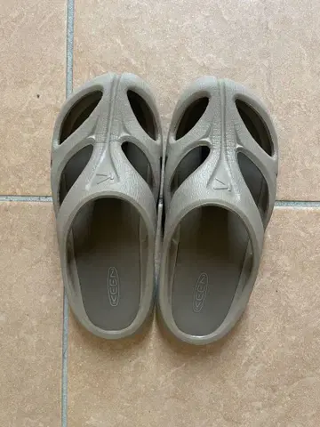 KEEN 베이지 샌들 샹티