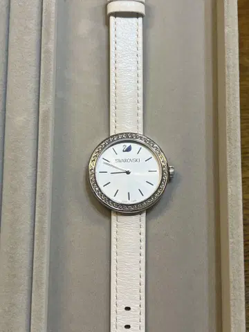 Swarovski 화이트 가죽 시계