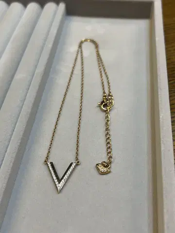 스와로스키 V자형 골드 목걸이