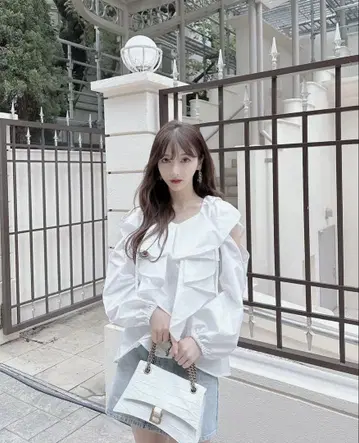 Riu 화이트 프릴 블라우스
