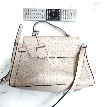 GUESS 숄더백 베이지 로고 패턴