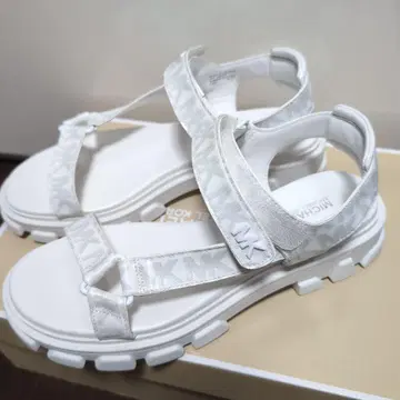 MICHAEL KORS 화이트 샌들