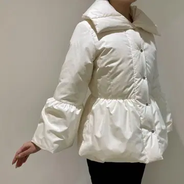 M 프리미어 도트 버튼 페플럼 다운 자켓 화이트