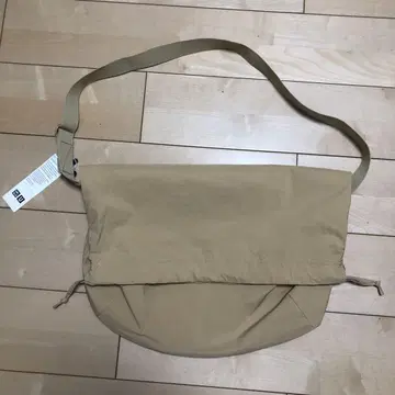 UNIQLO U 드로우 스트링 숄더백 베이지