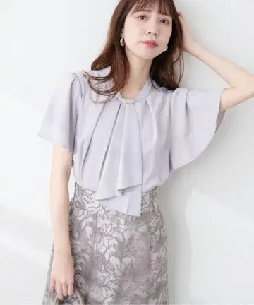 [ 새상품 ] 내추럴 꾸뛰르 골드바 보타이 블라우스 그레이