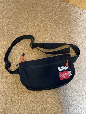 MARVEL x Manhattan Portage 바디백 블랙