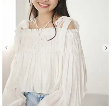 릴리안캐럿 플리츠 오프숄더 블라우스