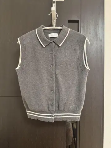 [새상품급] emmi 카라 부착 니트 베스트