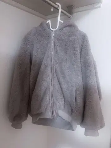 그레이 플리스 자켓 후드 부착