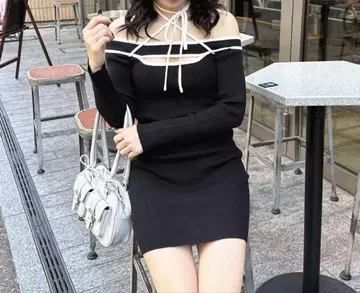 스파이럴 걸 오프숄더 파이핑 리브 원피스 블랙