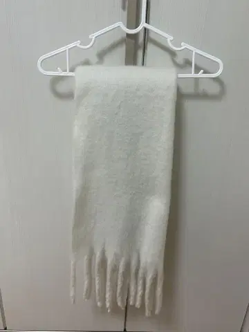 화이트 프린지 머플러