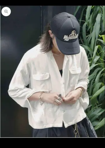 Noen 화이트 긴팔 셔츠 포켓 부착