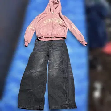 핑크 후드티와 와이드 팬츠 세트