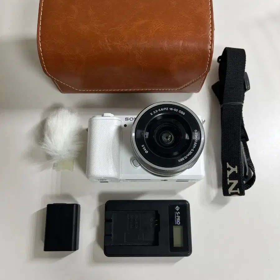 [315 cuts] Sony ZV-E10 White