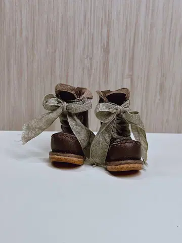 브라이스 이마 주름 리본 롱 부츠 짙은 갈색