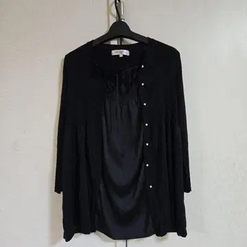 블랙 긴팔 상의 버튼 포함