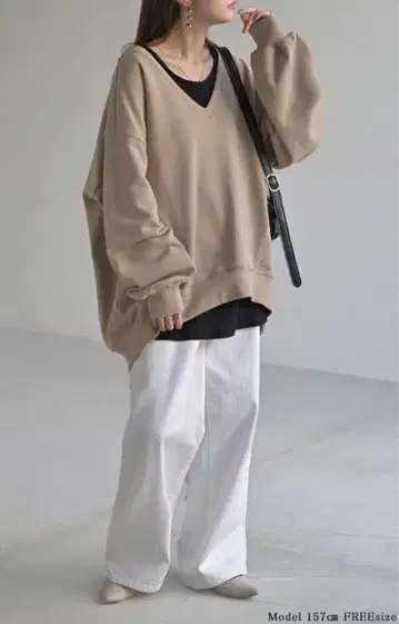 맨투맨 상의 모카 베이지