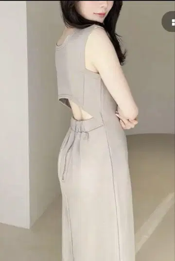 RESEXXY 백 오픈 슬릿 원피스 베이지
