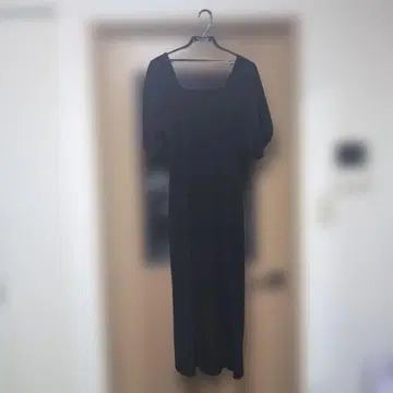 내추럴 꾸뛰르 소매 볼륨 세미 타이 원피스 (블랙)