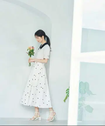 PROPORTION 화이트 도트 무늬 플레어 스커트